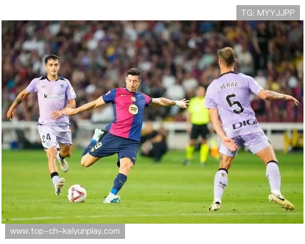 中路突破的艺术：西甲巴萨中路突破成功,前锋冷静施射得分背后的训练与信任